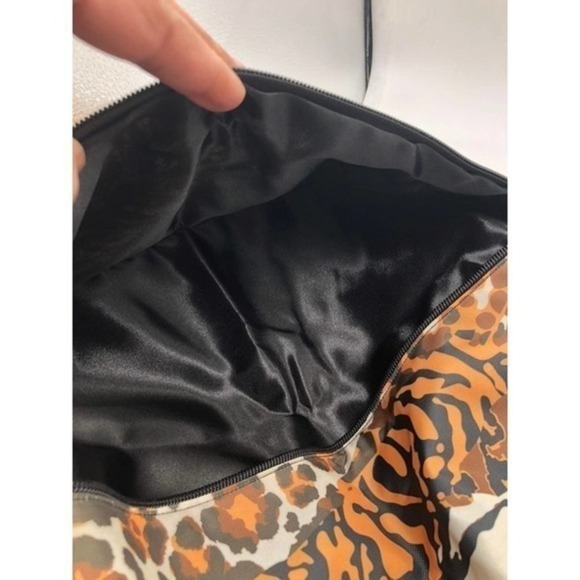 Leopard Drawstring Backpack with Zipper Pockets - Picture 3 of 8